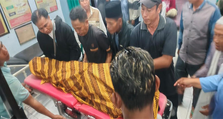 Korban saat dievakuasi usai insiden penembakan menggunakan senapan PCP.