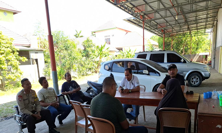 Tim Kejari Bima saat mendatangi dan menyampaikan surat panggilan ketiga kepada tersangka kasus KUR BNI KCP Woha di Desa Kananga Kecamatan Bolo Kabupaten Bima, Jumat (2/5/2025).
