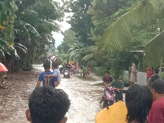 Kondisi ruas jalan di wilayah Kabupaten Bima yang diterjang banijr.