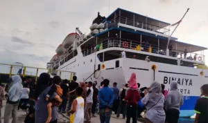 Kerabat penumpang kapal Pelni di Pelabuhan Bima menyaksikan keberangkatan anggota keluarga mereka. Foto Ist.
